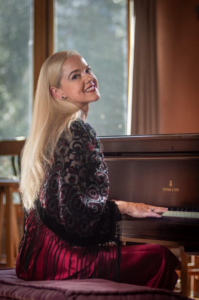 Maxi Maxim At the piano